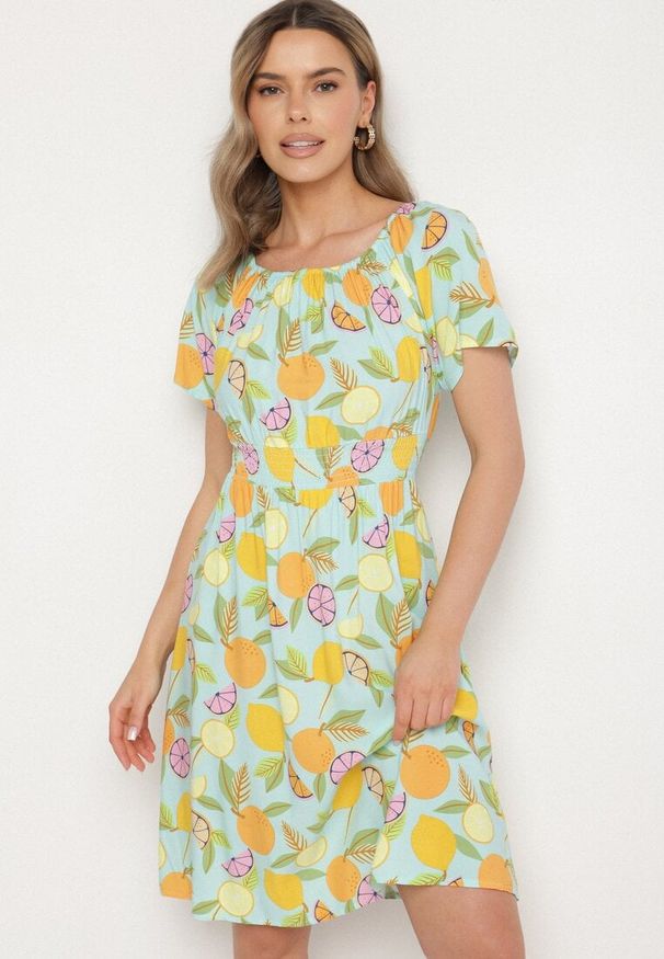 Born2be - Jasnoniebieska Sukienka Hiszpanka z Bawełną i Motywem Cytrusów Avfila. Okazja: na co dzień. Typ kołnierza: dekolt hiszpanka. Kolor: niebieski. Materiał: bawełna. Sezon: lato. Styl: elegancki, casual