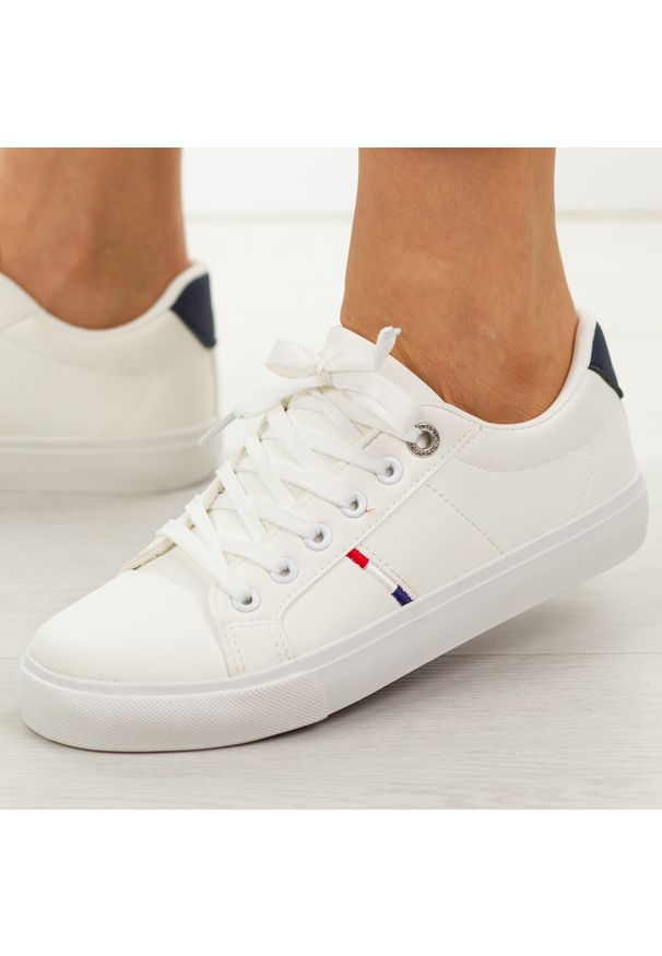 POTOCKI - Białe trampki damskie Potocki 16393. Okazja: na co dzień. Nosek buta: okrągły. Zapięcie: sznurówki. Kolor: biały. Materiał: skóra. Sezon: wiosna, lato, jesień. Obcas: na płaskiej podeszwie. Styl: casual, klasyczny, sportowy