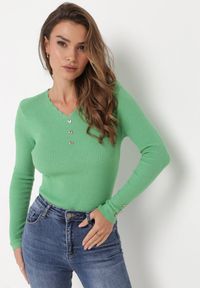 Born2be - Zielony Sweter z Prążkowanej Dzianiny z Guzikami Rlyce. Kolor: zielony. Materiał: dzianina, prążkowany. Wzór: aplikacja #1
