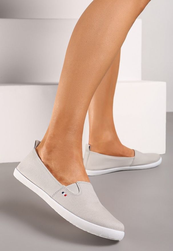 Born2be - Szare Klasyczne Wsuwane Tenisówki na Płaskiej Podeszwie Glariella. Zapięcie: bez zapięcia. Kolor: szary. Materiał: materiał, jeans. Sezon: jesień, wiosna. Obcas: na płaskiej podeszwie. Styl: klasyczny