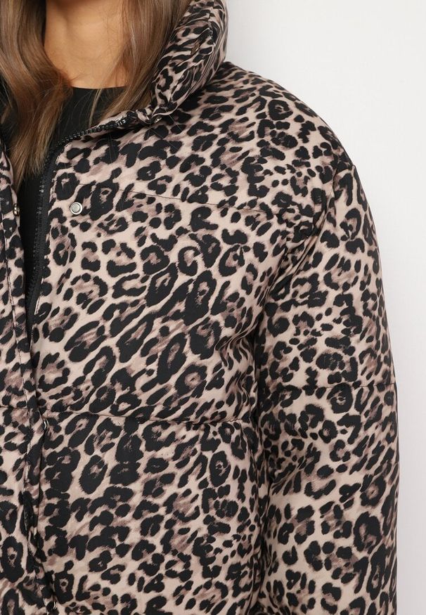 Born2be - Brązowa Krótka Pikowana Kurtka w Panterkę Wykończona Ściągaczami Ivinia. Okazja: na spacer. Kolor: brązowy. Materiał: jeans. Długość rękawa: długi rękaw. Długość: krótkie. Wzór: motyw zwierzęcy. Styl: elegancki