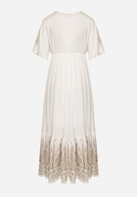 Born2be - Biała Wiskozowa Sukienka z Kopertowym Dekoltem i Haftem z Metaliczną Nicią Emhiris. Okazja: na co dzień. Kolor: biały. Materiał: wiskoza. Długość rękawa: krótki rękaw. Wzór: haft. Typ sukienki: kopertowe. Styl: casual, klasyczny #6