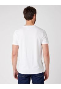Wrangler - T-SHIRT MĘSKI WRANGLER SS LOGO TEE WHITE W742FK989 112131082. Okazja: na uczelnię. Materiał: bawełna, jeans, materiał. Wzór: nadruk. Sezon: lato. Styl: klasyczny #4