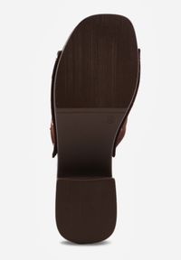 Born2be - Brązowe Klapki Drewniaki na Słupku Zdobione Nitami Hilencja. Okazja: na co dzień. Kolor: brązowy. Materiał: zamsz, len. Wzór: aplikacja. Obcas: na słupku. Styl: casual, boho #3