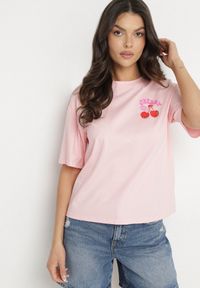 Born2be - Różowy T-shirt z Bawełną Cyrkoniami i Motywem Wiśni Linmira. Okazja: na co dzień. Kolor: różowy. Materiał: bawełna. Styl: casual, elegancki #6