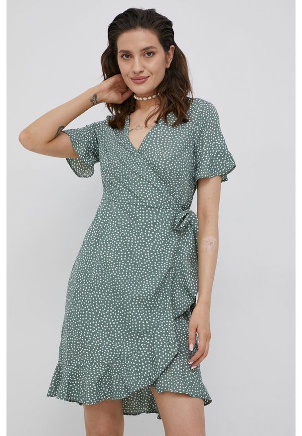 Vero Moda sukienka kolor zielony mini rozkloszowana. Kolor: zielony. Materiał: poliester, tkanina. Typ sukienki: rozkloszowane. Długość: mini