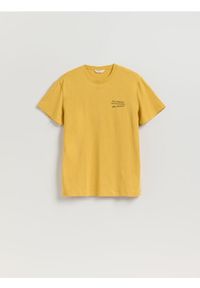 Reserved - T-shirt comfort z nadrukiem - żółty. Kolor: żółty. Materiał: dzianina, bawełna. Wzór: nadruk
