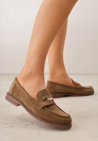 Renee - Zielone Mokasyny VICES ze Skórzaną Wkładką i Metaliczną Ozdobą Sereisana. Nosek buta: okrągły. Kolor: beżowy. Materiał: skóra. Wzór: aplikacja. Obcas: na obcasie. Wysokość obcasa: niski #3