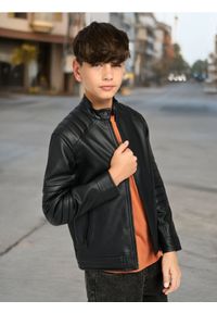 Sinsay - Kurtka z imitacji skóry - czarny. Typ kołnierza: kołnierzyk stójkowy. Kolor: czarny. Materiał: skóra #1