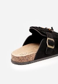Born2be - Czarne Płaskie Klapki Mule z Imitacji Zamszu Zdobione Frędzlami i Koralikami Sabaria. Okazja: na co dzień. Kolor: czarny. Materiał: zamsz. Wzór: aplikacja. Sezon: lato. Styl: boho, elegancki, wakacyjny, casual #7