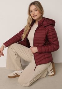 Born2be - Bordowa Klasyczna Kurtka Przejściowa z Pikowaniem i Odpinanym Kapturem Pretiella. Okazja: na spacer, na co dzień. Kolor: czerwony. Materiał: jeans, nylon. Styl: klasyczny #1