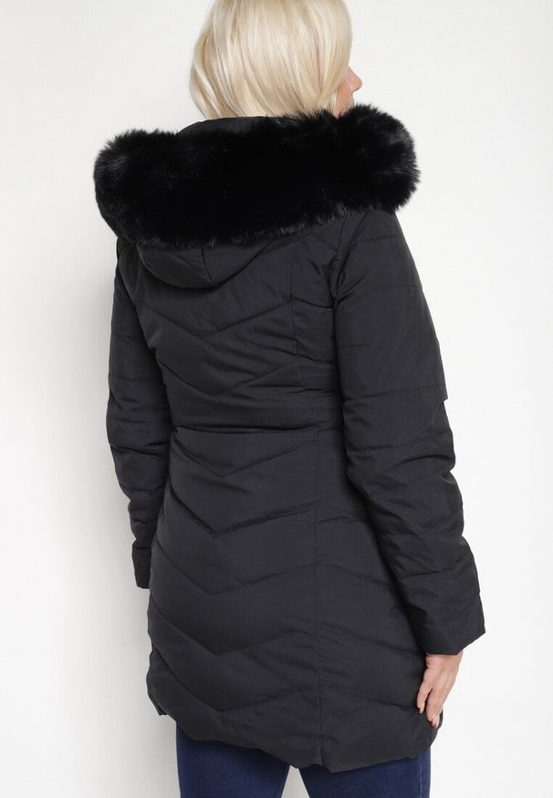 Born2be - Czarna Zimowa Kurtka Pikowana o Długim Kroju z Odpinanym Kapturem i Futrem Torika. Okazja: na co dzień. Kolekcja: plus size. Kolor: czarny. Materiał: futro. Długość: długie. Wzór: aplikacja. Sezon: zima. Styl: casual