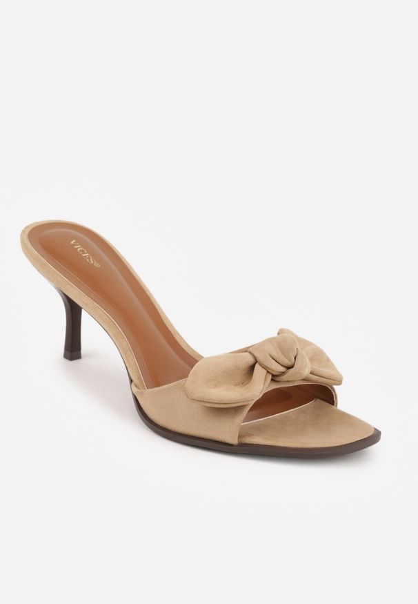 Renee - Beżowe Klapki na Szpilce VICES Ozdobione z Przodu Kokardą Adneiros. Okazja: na imprezę. Kolor: beżowy. Materiał: satyna. Wzór: aplikacja. Obcas: na szpilce