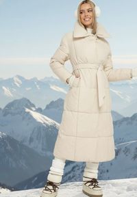 Born2be - Jasnobeżowa Pikowana Kurtka Płaszcz za Kolano z Wiązanym Paskiem Opiedsse. Kolor: beżowy #1