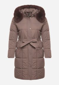 Born2be - Brązowa Pikowana Kurtka z Kapturem z Futrem i Wiązanym Paskiem Mevinatia. Okazja: na co dzień. Typ kołnierza: kaptur. Kolekcja: plus size. Kolor: brązowy. Materiał: futro. Styl: casual, klasyczny #6