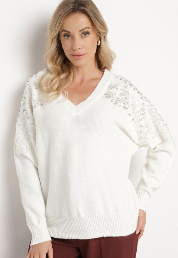 Born2be - Biały Sweter w Stylu Nietoperza z Cyrkoniami i Cekinami Nevalithia. Okazja: na co dzień. Kolor: biały. Styl: wizytowy, casual