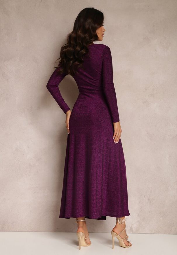 Renee - Ciemnofioletowa Sukienka z Marszczeniem przy Dekolcie Metaliczna Enemelle. Okazja: na spotkanie biznesowe, do pracy. Kolor: fioletowy. Długość rękawa: długi rękaw. Styl: biznesowy, glamour, elegancki