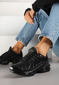 Renee - Czarne Buty Sportowe Sneakersy z Geometrycznym Tłoczeniem Vulinea. Okazja: na co dzień, na spacer. Zapięcie: sznurówki. Kolor: czarny. Materiał: jeans. Wzór: geometria. Obcas: na platformie. Sport: turystyka piesza