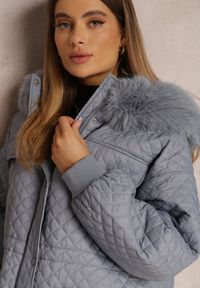 Renee - Jasnoniebieska Kurtka z Futrzanym Kapturem i Drobnym Pikowaniem Obtashe. Kolor: niebieski. Materiał: futro. Wzór: jednolity. Styl: klasyczny #5