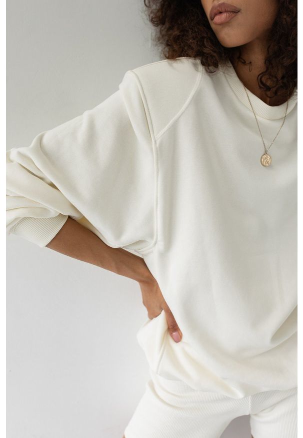 Marsala - Bluza damska z poduszkami na ramionach w kolorze CLOUD WHITE - AMBIENT. Materiał: bawełna, elastan, materiał, dresówka, dzianina