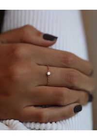 REDLINE PARIS - Złoty pierścionek z diamentami Absolu. Materiał: złote. Kolor: złoty. Kamień szlachetny: diament