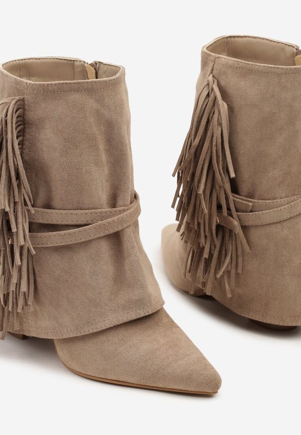 Renee - Ciemnobeżowe Botki Boho z Cholewką Imitującą Nogawkę i Frędzlami Zaslie. Okazja: na imprezę, na co dzień. Kolor: beżowy. Materiał: jeans, skóra. Szerokość cholewki: normalna. Obcas: na obcasie. Styl: boho. Wysokość obcasa: średni