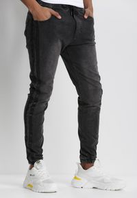 Born2be - Ciemnoszare Spodnie Joggery Pisirise. Kolor: szary. Materiał: jeans, dresówka. Długość: długie. Wzór: aplikacja #1