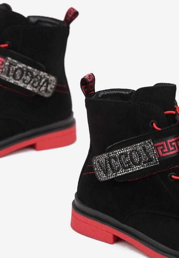 Born2be - Czarno-Czerwone Botki Diomeope. Okazja: na uczelnię, na co dzień. Kolor: czarny. Materiał: jeans. Wzór: aplikacja. Styl: casual, elegancki