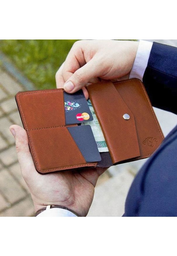Solier - Skórzany cienki portfel męski z bilonówką SOLIER SW15 SLIM brąz. Kolor: brązowy. Materiał: skóra