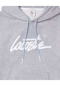 Lacoste - LACOSTE - Szara bluza z białym podpisem Loose Fit. Kolor: szary. Materiał: bawełna. Wzór: aplikacja, haft