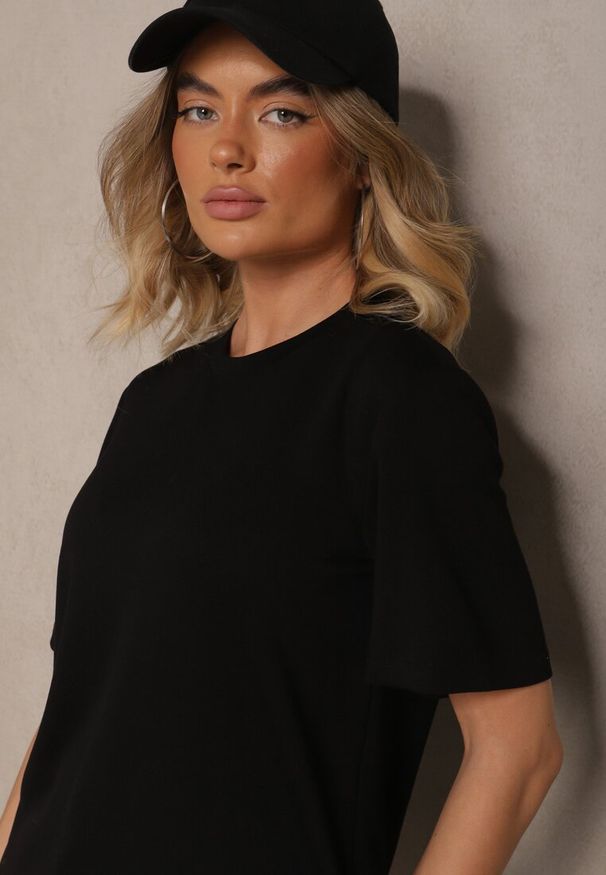 Renee - Czarny T-shirt Oversize z Wiskozą o Klasycznym Fasonie Adeleina. Okazja: na co dzień. Kolor: czarny. Materiał: wiskoza. Wzór: aplikacja. Styl: klasyczny