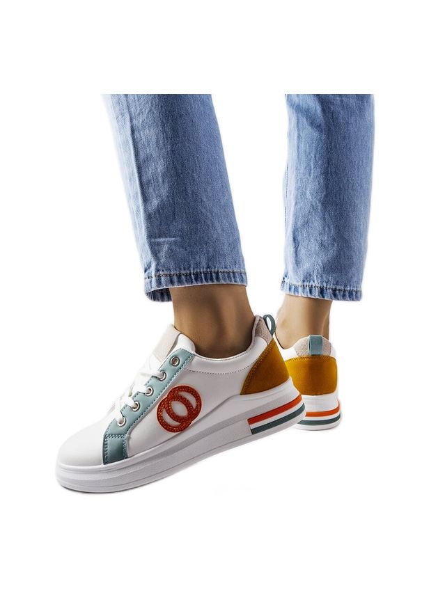 Inna Białe sneakersy z kolorowymi wstawkami Passaic. Nosek buta: okrągły. Kolor: biały. Materiał: materiał, guma. Wzór: kolorowy. Sezon: lato
