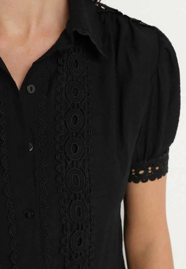 Born2be - Czarna Koszula z Wiskozy Ozdobiona Koronką Tezinea. Okazja: na co dzień. Typ kołnierza: kołnierzyk klasyczny. Kolor: czarny. Materiał: wiskoza, koronka. Długość rękawa: krótki rękaw. Długość: krótkie. Wzór: aplikacja, koronka. Styl: elegancki, casual, klasyczny