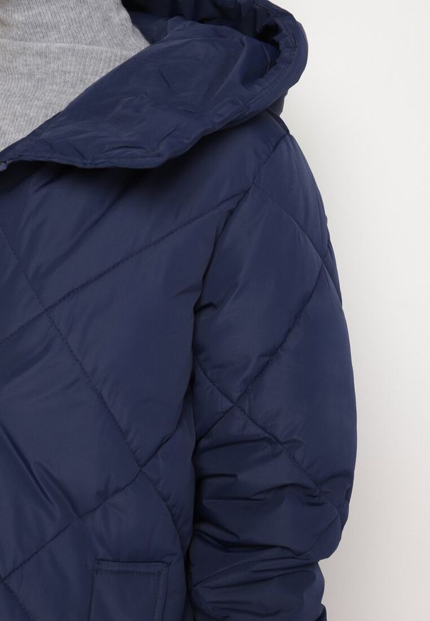 Born2be - Granatowa Kurtka Płaszcz z Geometrycznym Pikowaniem Johnatta. Kolor: niebieski. Wzór: geometria