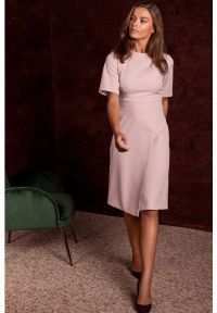 Stylove - Sukienka elegancka trapezowa różowa wizytowa. Okazja: na spotkanie biznesowe, do pracy, na komunię. Kolor: różowy. Typ sukienki: trapezowe, asymetryczne. Styl: elegancki, wizytowy #3