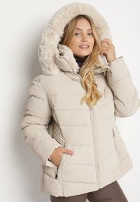 Born2be - Ciemnobeżowa Taliowana Kurtka z Pikowanymi Przeszyciami i Kapturem z Futrem Acindria. Okazja: na co dzień. Kolekcja: plus size. Kolor: beżowy. Materiał: futro. Styl: casual #3