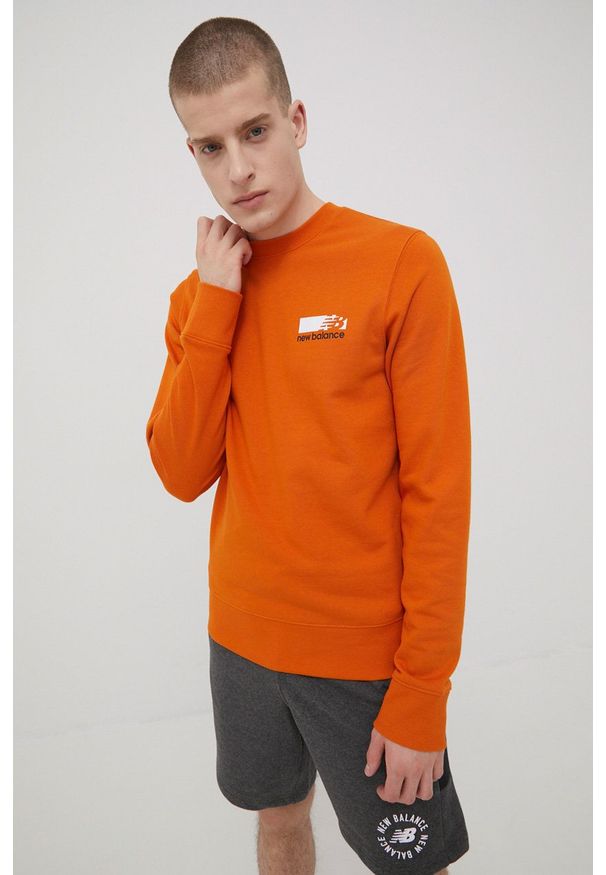 New Balance bluza MT13906VTO męska kolor pomarańczowy z nadrukiem. Okazja: na co dzień. Kolor: pomarańczowy. Materiał: bawełna. Wzór: nadruk. Styl: casual