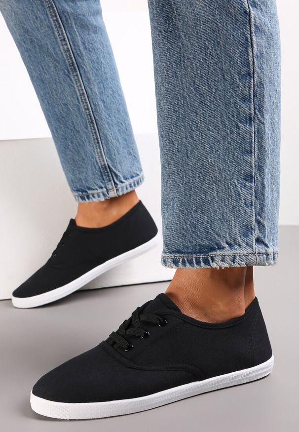Renee - Czarne Sznurowane Tenisówki Przed Kostkę Jennessa. Okazja: na co dzień. Wysokość cholewki: przed kostkę. Kolor: czarny. Materiał: jeans. Styl: klasyczny, street, elegancki, casual