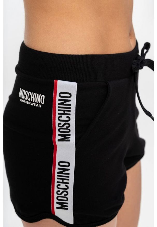 MOSCHINO Czarne szorty damskie z lampasami. Kolor: czarny. Materiał: bawełna, prążkowany. Wzór: aplikacja