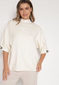 Born2be - Jasnobeżowy Sweter Ozdobiony na Rękawach Cyrkoniami Aletusa. Okazja: na co dzień. Kolor: beżowy. Materiał: jeans. Wzór: aplikacja. Styl: elegancki, casual #1