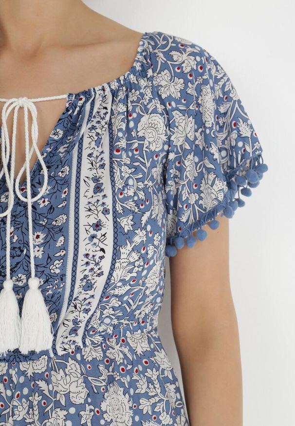 Born2be - Niebieski Kombinezon Hesonia. Kolor: niebieski. Długość rękawa: krótki rękaw. Długość: krótkie. Wzór: ażurowy, aplikacja, kwiaty. Styl: wakacyjny, boho