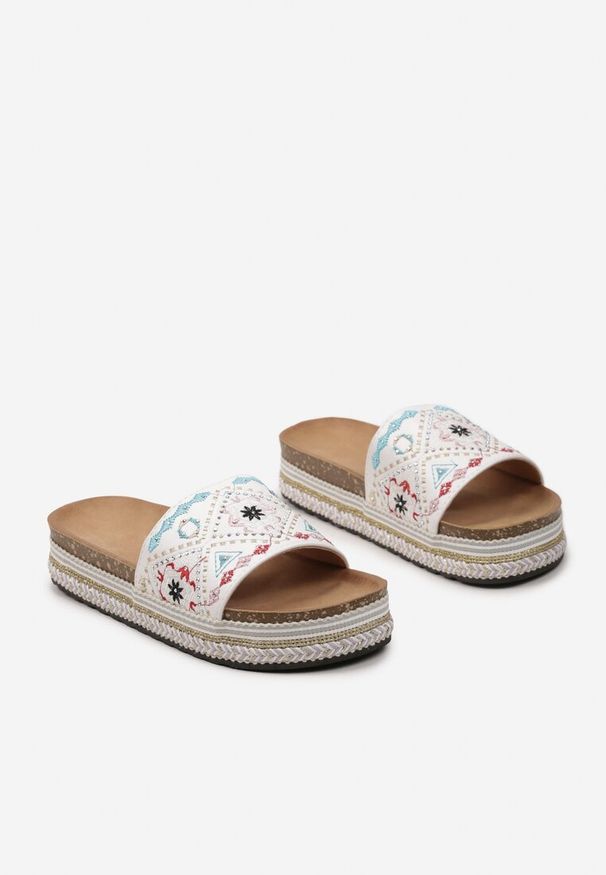 Renee - Białe Klapki Boho na Niskiej Platformie Ozdobione Plecionką i Cyrkoniami Giratsa. Kolor: biały. Materiał: jeans. Wzór: aplikacja. Sezon: lato. Obcas: na platformie. Styl: boho