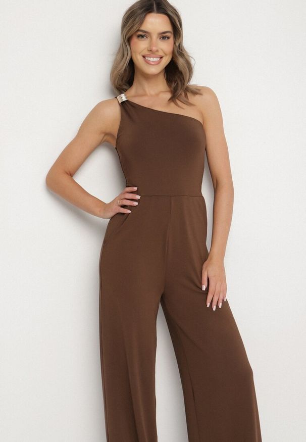 Born2be - Brązowy Asymetryczny Kombinezon na Jedno Ramię z Kieszeniami Efriele. Okazja: na randkę, na co dzień. Kolor: brązowy. Styl: casual