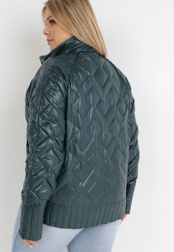 Born2be - Ciemnozielona Kurtka Dwustronna Hypsora. Typ kołnierza: kołnierzyk stójkowy. Kolekcja: plus size. Kolor: zielony. Materiał: tkanina. Długość rękawa: długi rękaw. Długość: długie. Wzór: geometria, aplikacja, jednolity