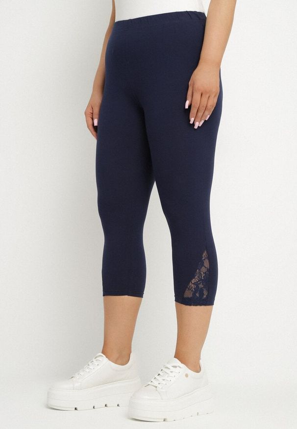 Born2be - Granatowe Legginsy z Bawełny 3/4 z Koronką Mavirene. Okazja: na co dzień. Kolekcja: plus size. Kolor: niebieski. Materiał: bawełna, koronka. Wzór: koronka. Styl: casual, elegancki