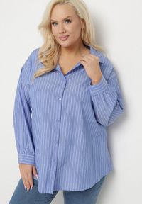 Born2be - Niebieska Koszula w Drobne Paseczki o Klasycznym Kroju z Podpinanymi Rękawami Ilerra. Okazja: na co dzień. Kolekcja: plus size. Kolor: niebieski. Materiał: bawełna, jeans, materiał. Długość rękawa: długi rękaw. Długość: długie. Wzór: aplikacja. Styl: klasyczny