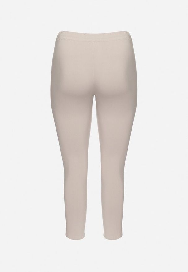 Born2be - Jasnobeżowe Spodnie z Nogawkami 7/8 i Kieszeniami Gavotta. Okazja: na co dzień. Kolekcja: plus size. Kolor: beżowy. Materiał: satyna. Styl: elegancki, casual