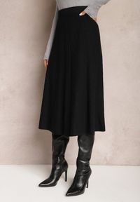 Renee - Czarna Rozkloszowana Spódnica Midi ze Sweterkowego Tłoczonego Materiału i Gumką w Pasie Tuilera. Kolor: czarny. Materiał: materiał #4
