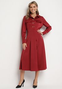 Born2be - Bordowa Rozkloszowana Sukienka o Koszulowym Kroju z Imitacją Kieszeni i Gumką w Talii Rizza. Okazja: na co dzień. Kolor: czerwony. Typ sukienki: koszulowe. Styl: wizytowy, klasyczny, casual, elegancki #1