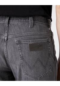 Wrangler - WRANGLER TEXAS MĘSKIE SPODNIE JEANSOWE DUSTY GRANITE W121P416N. Okazja: na spotkanie biznesowe. Styl: biznesowy, elegancki